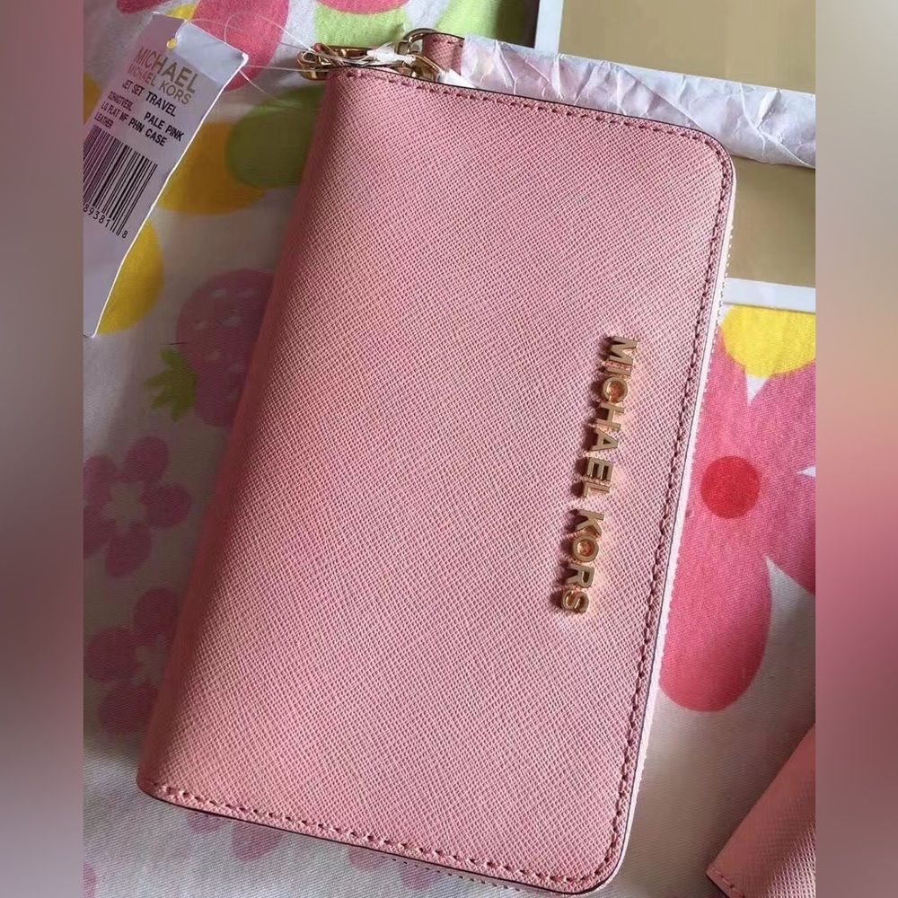 Brand new authentic MK Jet Set Travel wallet in Pale pink